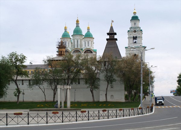 ...и сюда пришел пешком. Астаханский Кремль со стороны проспекта